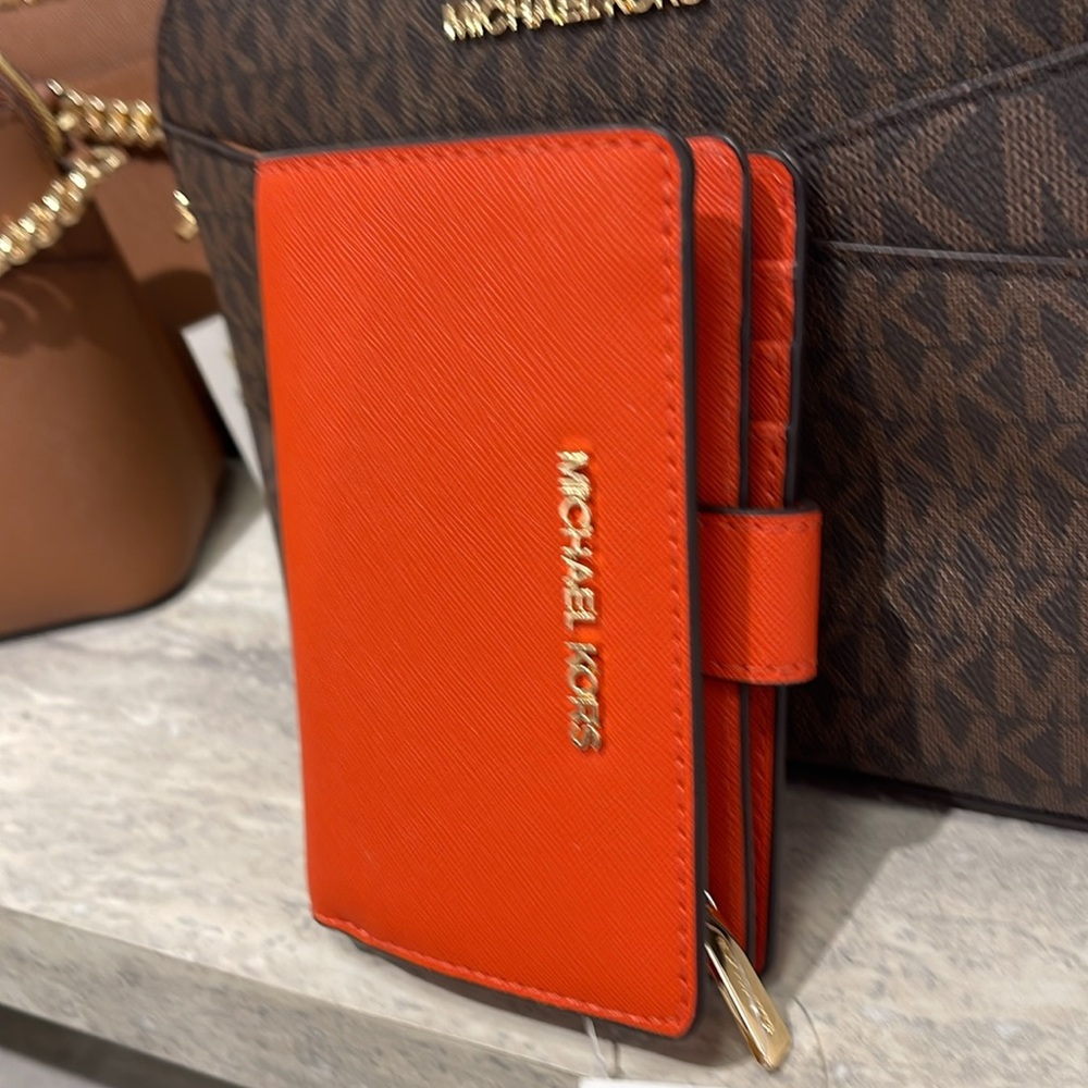 MICHAEL KORS Medium Crossgrain Leather Bifold Wallet ZP CN
Red Clay 
NWT - Picture 15 of 16